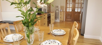 Open Plan modern Cottage by Whitby Rugby Field with large drive & EV fast charge