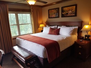 2 makuuhuonetta, tallelokero huoneessa, työpöytä, silitysrauta/-lauta