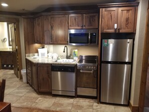 Jääkaappi, mikroaaltouuni, uuni, liesi