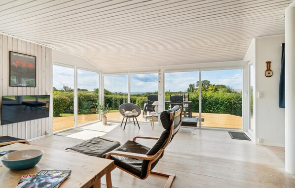 Smart TV, fireplace, DVD player - Beautiful home in Kalundborg with WiFi (Kalundborg)