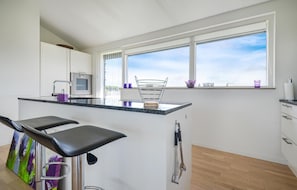 Réfrigérateur, un four, lave-vaisselle, cafetiÚre-théiÚre