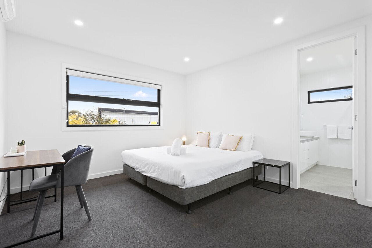 2 sovrum, skrivbord, strykjärn/strykbräda och resesäng