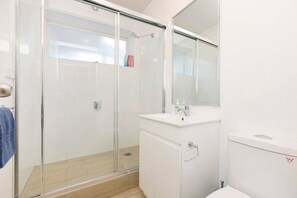 Hair dryer, towels - Domi Rentals - The Carlisle Apartments (Balaclava)