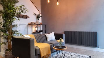 Luxury Cottage, Ensuite, Courtyard View | Lounge