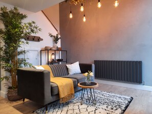 Luxury Cottage, Ensuite, Courtyard View | Lounge