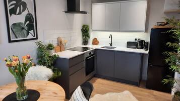 Luxury Cottage, Ensuite, Courtyard View | Private kitchen | High chair