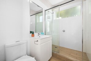 Hair dryer, towels - Domi Rentals - The Carlisle Apartments (Balaclava)