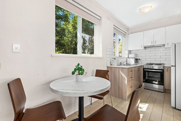 Fridge, microwave, oven, stovetop - Domi Rentals - The Carlisle Apartments (Balaclava)