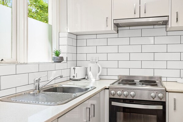 Fridge, microwave, oven, stovetop - Domi Rentals - The Carlisle Apartments (Balaclava)