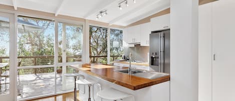 Réfrigérateur, four à micro-ondes, un four, surface de cuisson