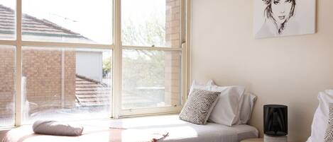 1 chambre, bureau, fer et planche Ă repasser, lit parapluie