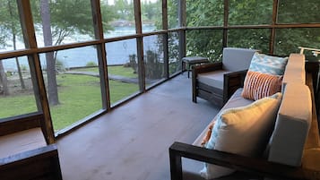 Älytelevisio, takka, kirjoja