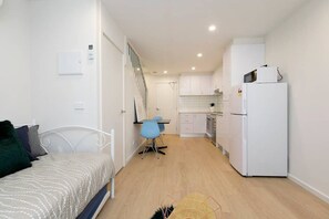 2 Schlafzimmer, Schreibtisch, Bügeleisen/Bügelbrett, Reisekinderbett