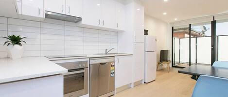 冷蔵庫、電子レンジ、オーブン、コンロ