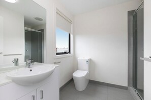 Bathroom - Domi Rentals - The Carlisle Apartments (Balaclava)