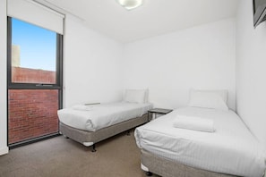 2 Schlafzimmer, Schreibtisch, Bügeleisen/Bügelbrett, Reisekinderbett
