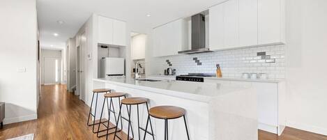 Jääkaappi, mikroaaltouuni, uuni, liesi