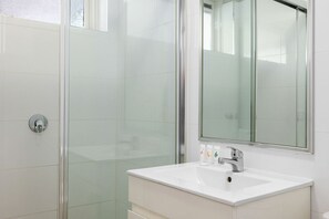 Hair dryer, towels - Domi Rentals - The Carlisle Apartments (Balaclava)