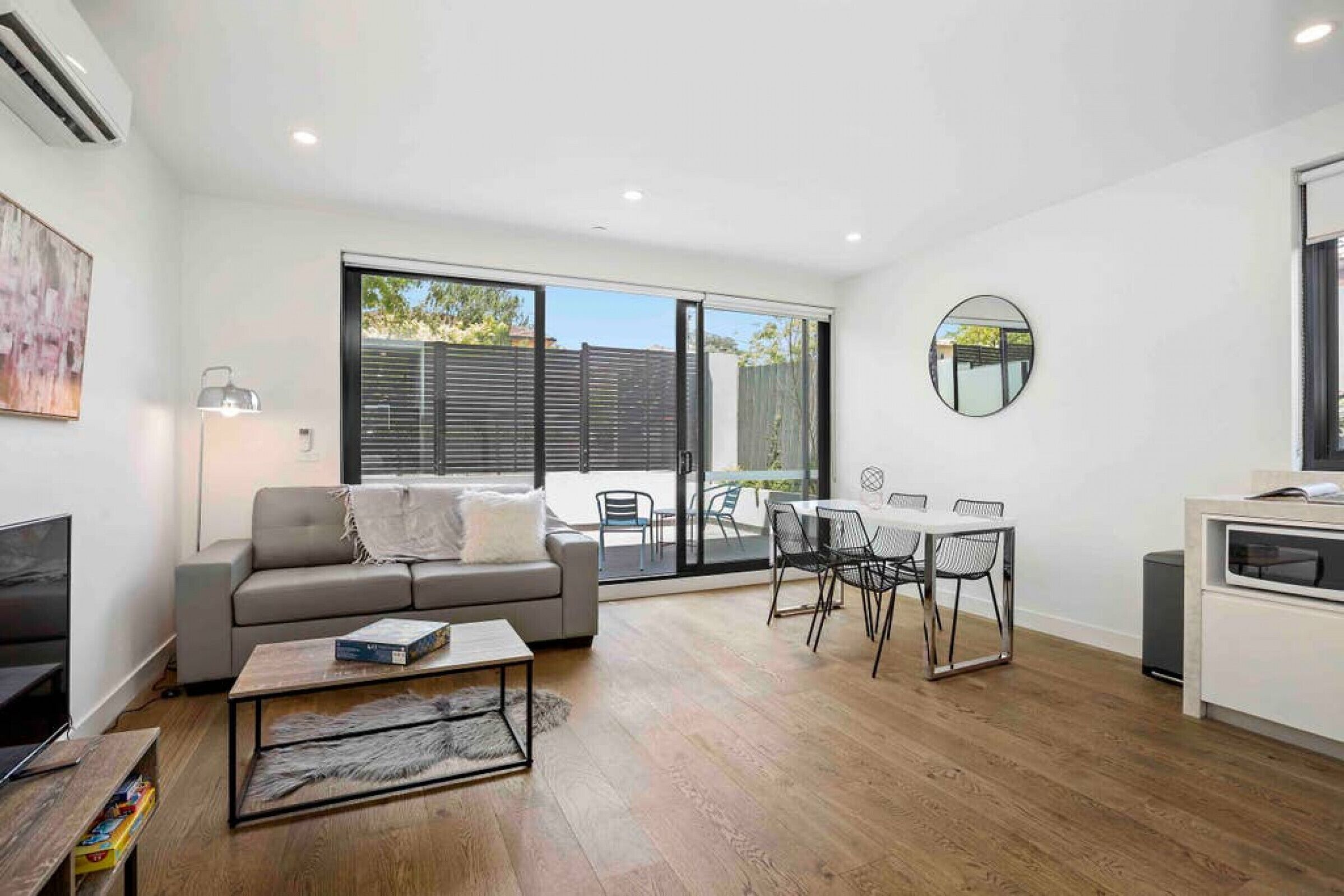 Domi Rentals - The Balaclava Apartment