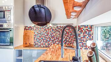 Frigorífic, placa de cuina, rentaplats i cafetera i tetera