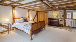 4 bedrooms, desk, iron/ironing board, travel cot