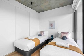 2 bedrooms, desk, iron/ironing board, travel crib - Domi Rentals - The Skywalker (Hawthorn)