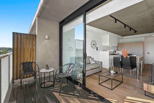 Outdoor dining - Domi Rentals - The Skywalker (Hawthorn)