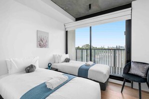 2 bedrooms, desk, iron/ironing board, travel cot - Domi Rentals - The Skywalker (Hawthorn)