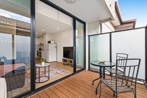 Outdoor dining - Domi Rentals - The Carlisle Apartments (Balaclava)