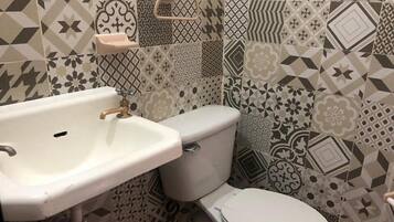 Traditional Room | Bathroom