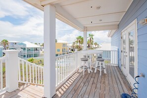 Outdoor dining - Casa Azul - Spacious 4 Bedroom w/ boardwalk access (PORT ARANSAS)