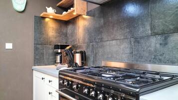 Kühlschrank, Mikrowelle, Herdplatte, Geschirrspüler