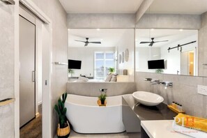 Badekar, hårføner og håndklær