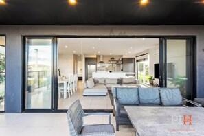 TV, DVD player, books, offices - Luxurious Home Close to The Beach (Surf Beach)