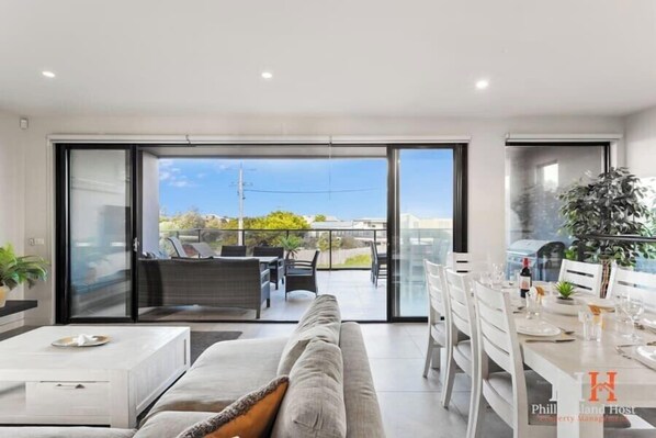 TV, DVD-spiller, bøker og kontorer