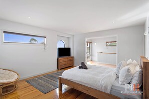 4 bedrooms, iron/ironing board, WiFi, bed sheets - Beachwood Retreat for Ultimate Relaxation (Cowes)