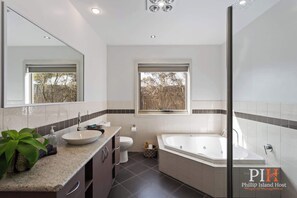 Bañera, artículos de tocador gratuitos, secador de pelo, toallas