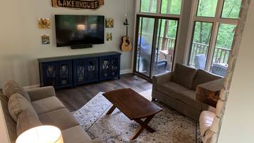 Smart TV, chimenea, videojuegos y libros