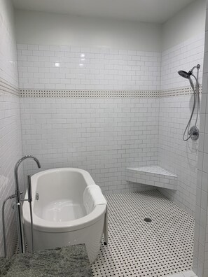 Ensemble douche/baignoire, sèche-cheveux, serviettes fournies, savon