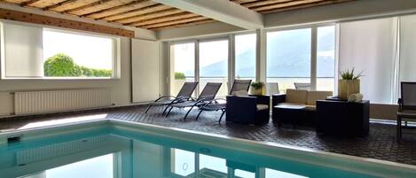 Una piscina cubierta, una piscina climatizada