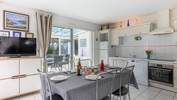 Frigorífico, horno, lavavajillas y utensilios de cocina