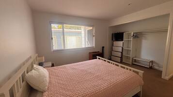 2 bedrooms, iron/ironing board, WiFi