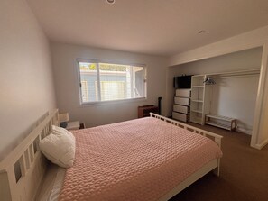 2 bedrooms, iron/ironing board, WiFi