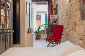4 quartos, ferros/tábuas de passar roupa, berço de viagem