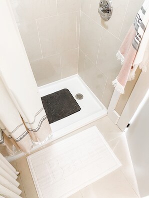 Douche, sèche-cheveux, serviettes fournies, savon