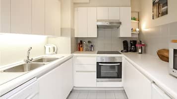 Fridge, stovetop, dishwasher, coffee/tea maker