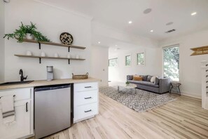 Interior - Family Holiday Retreat - Fire Pit, Pool, Hot Tub (Austin)