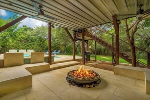 Terrace/patio - Family Holiday Retreat - Fire Pit, Pool, Hot Tub (Austin)