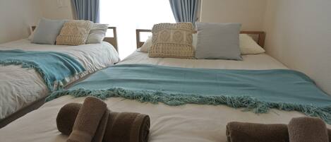 Cortinas blackout, tabla de planchar con plancha y wifi gratis