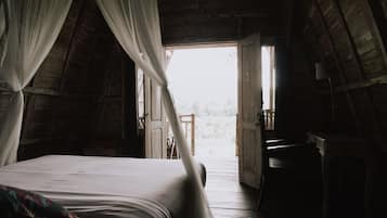 Escritorio y ropa de cama